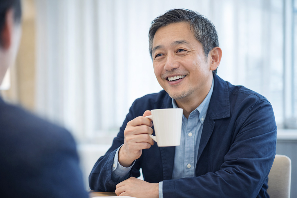 コーヒーを飲みながら語る写真